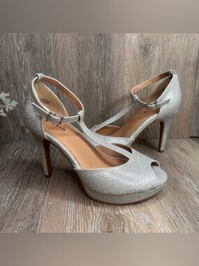 Torrid Silver Glitter T-Strap Platform Heels Peep Toe 9W Wide Width Formal NEW!